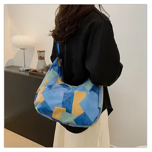 Esempio d'uso di una grande borsa tote color-block in blu e giallo indossata a spalla