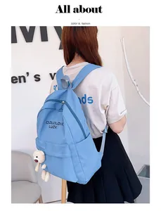 Sac à dos en nylon bleu clair avec imprimé lettres noires et porte-clé ours blanc mignon