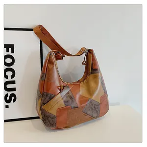 Dettaglio borsa tote grande patchwork toni terra con ampia tracolla in nylon marrone scuro
