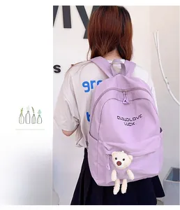 Détail du sac à dos violet pour étudiante avec texte Cloudlove Luck et charm d'ours