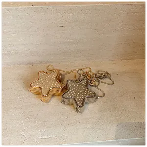 Détail de sacs bandoulière en forme d'étoile avec cristaux scintillants en or et argent