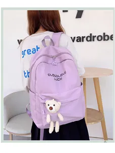 Détail du sac à dos lilas avec broderie Cloudlove Luck et pendentif d'ours en peluche