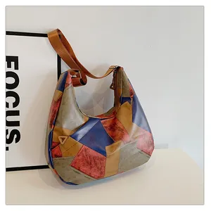 Dettaglio della borsa tote color-block con tracolla larga regolabile e zip metallica