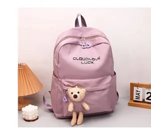 Détails du sac à dos en nylon violet avec texte Cloudlove Luck et porte-clés ours