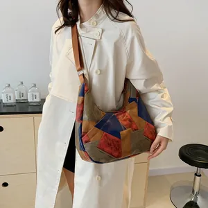 Borsa hobo retrò in patchwork di pelle multicolore con tracolla larga da donna