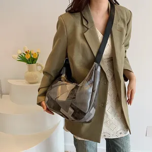 Grande borsa tote in pelle patchwork grigia da donna con ampia tracolla mostrata su modella