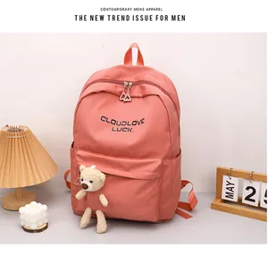 Détail du sac à dos en nylon rose saumon avec imprimé CLOUDLOVE LUCK et pendentif ours