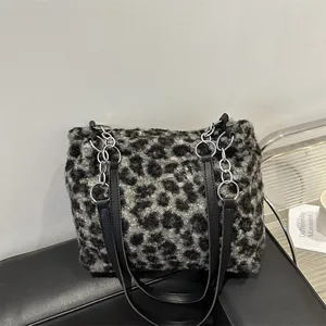 Damen Leopardenmuster Plüsch Tragetasche Große Kapazität Schultertasche Mit Metallkette Winter Mode Plüsch Handtasche
