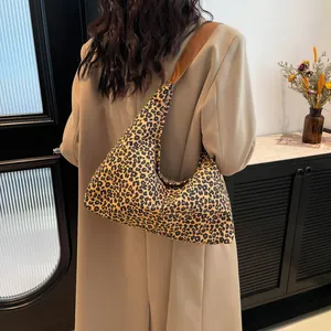 Borsa a spalla hobo leopardata da donna di grande capacità con tracolla larga