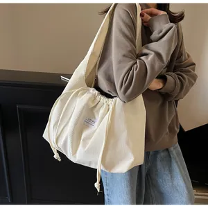Détail du sac fourre-tout en velours côtelé blanc avec cordon de serrage