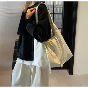 Détail du sac fourre-tout en velours côtelé blanc cassé avec texture rayée et cordon