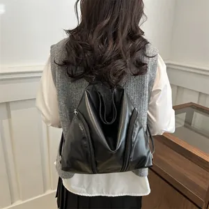 Sac à dos et cabas minimalistes en cuir PU noir présentés de dos pour un style chic