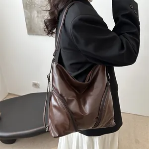 Sac fourre-tout minimaliste marron foncé en similicuir avec fermetures éclair et bandoulière