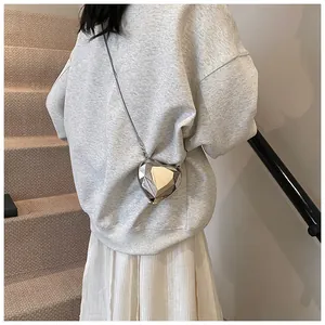 Zilveren hartvormige crossbodytas met gefacetteerd oppervlak en fijne metalen ketting