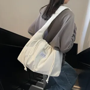 Grand sac cabas en velours côtelé blanc avec fermeture à cordon pour usage quotidien