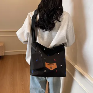 Minimalistische schwarze Canvas-Einkaufstasche mit Stickerei und kleiner Geldbörse