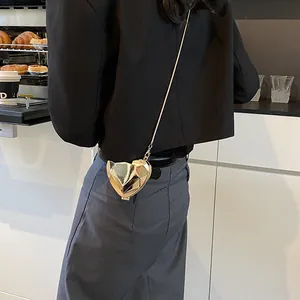 Chique hartvormige gouden metalen crossbodytas met geometrische facetten en ketting