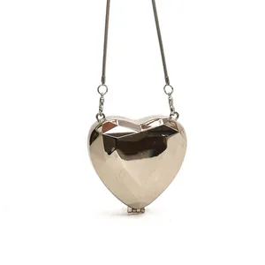 Minimalistische zilveren hartvormige crossbodytas met diamantgeslepen metaal