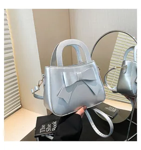 Borsa a mano argento metallizzato con grande fiocco e manico circolare per donna