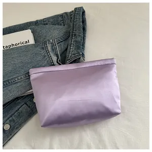 Grande borsa da trucco in raso lavanda con motivo jacquard per viaggi e cosmetici