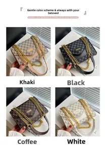 Détail de quatre sacs à chaîne à monogramme en kaki, noir, café et blanc en cuir PU