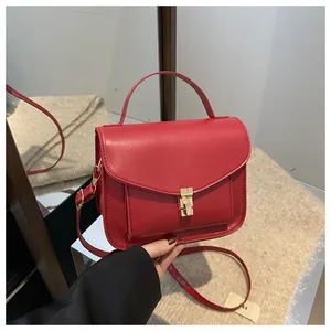 Detailansicht rote Handtasche aus PU-Leder mit goldener Schnalle und glattem Tragegriff