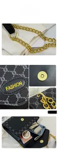 Détail du sac bandoulière vintage montrant la capacité pour téléphone, parapluie et cosmétiques