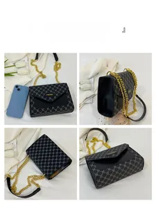 Vues multi-angles d'un mini sac carré vintage avec bandoulière chaîne dorée