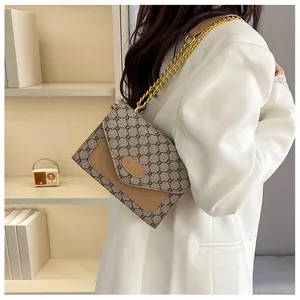 Détail d'un sac à main vintage avec bandoulière chaîne dorée et finitions en cuir chic