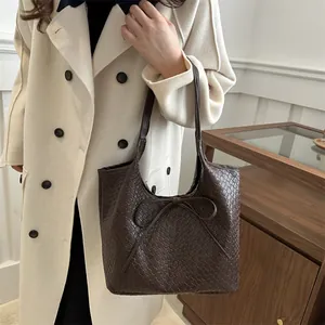 Grand sac cabas tressé marron foncé pour femme avec nœud décoratif élégant