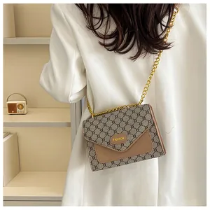 Détail du sac bandoulière vintage avec chaîne dorée et fermoir mode élégant
