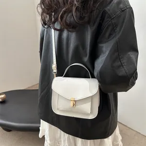Minimalistische weiße PU-Leder Umhängetasche mit Goldschnalle und oberem Tragegriff