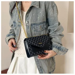 Détails du sac bandoulière vintage avec plaque fashion dorée et bandoulière chaîne