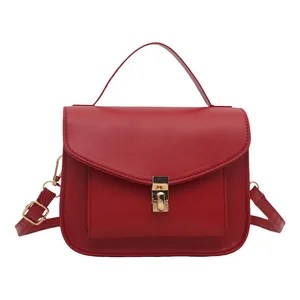 Vintage rote Handtasche aus Kunstleder mit Goldverschluss und verstellbarem Schultergurt