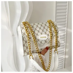 Détail du sac bandoulière vintage avec chaîne dorée et logo Fashion emblématique
