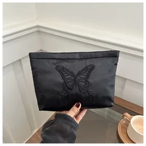Große Kosmetiktasche aus schwarzem Jacquard mit edler Schmetterlingsstickerei und viel Stauraum