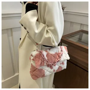 Sac bandoulière en peluche avec motifs géométriques rose et blanc et grosse chaîne