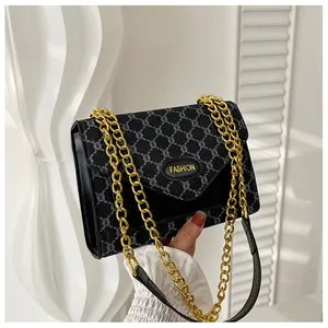 Gros plan détaillé du sac bandoulière monogramme avec chaîne dorée et boucle tendance