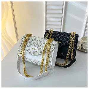Détail de sacs à bandoulière en cuir imprimé vintage avec chaîne dorée et boucle métallique