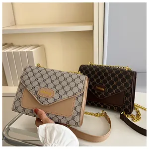 Détail de sacs bandoulière vintage avec logo FASHION doré et bandoulière en chaîne