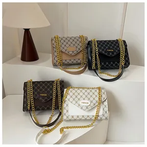 Détail de quatre sacs à bandoulière vintage avec chaînes dorées et imprimés géométriques