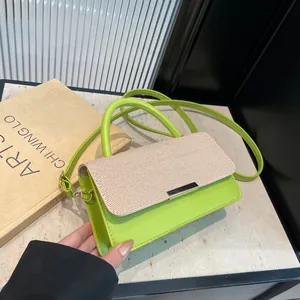 Mode Femmes PU Cuir Sac en Bandoulière Rétro Texture Tissée Sac à Main avec Rabat et Barre Métallique Sangle Réglable Petit Sac Carré