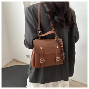 Rückansicht des braunen PU-Lederrucksacks mit Vintage-Schnallen und Textilanhänger