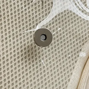 Gros plan sur la boucle magnétique en métal argenté d'un sac bandoulière japonais