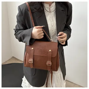 Detail der braunen Vintage-Tasche mit Metallschnallen und geprägtem CONI '7DN' Logo