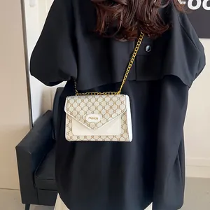 Sac enveloppe vintage en cuir blanc avec imprimé monogramme et chaîne dorée