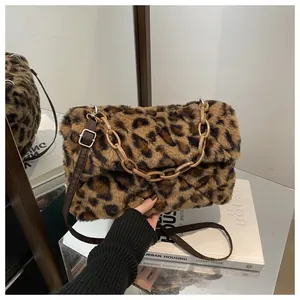 Dettaglio borsa a spalla leopardata in ecopelliccia con catena decorativa in acrilico