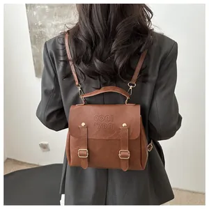 Detailansicht der Rückseite eines braunen Vintage-Rucksacks aus PU-Leder am Modell