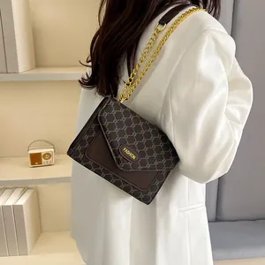 Sac bandoulière rétro monogrammé avec chaîne dorée et rabat en cuir marron pour femme