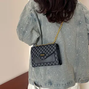 Sac bandoulière rétro imprimé avec chaîne dorée et plaque logo en métal tendance